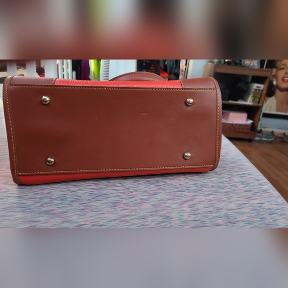 Dooney and Bourke red bag - Picture 4 of 9